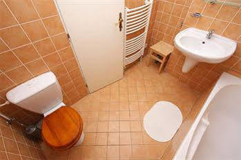 At The Golden Plough Apartmán *